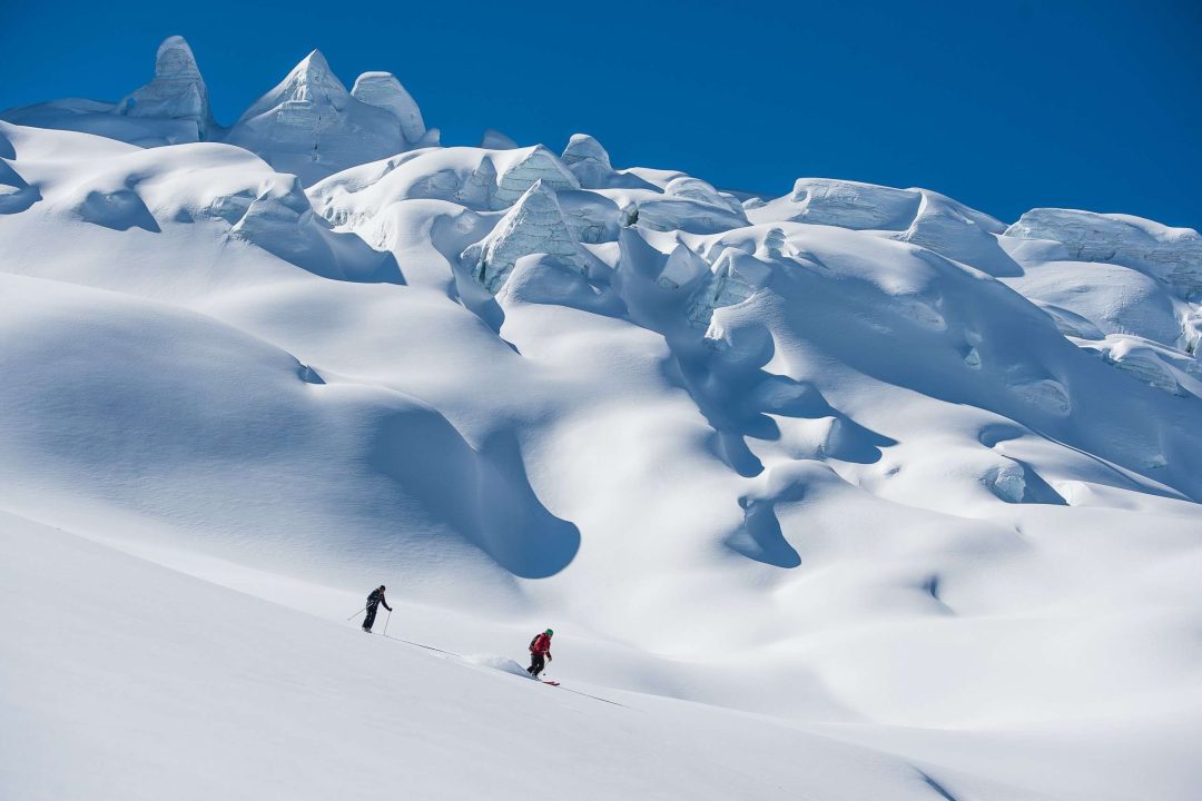 pillows-lodge-heli-skiing-6